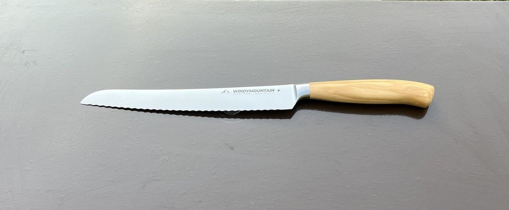 Y B 21 BREAD KNIFE 